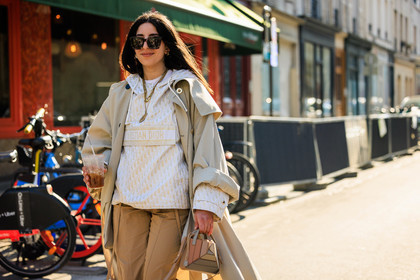 sporty look, black sunglasses, classic trench, ligh grey trench, dior hoodie, white hoodie, camel trousers, assymetric handbag, earth tones bag, multiple necklace, selma kaci sebbagh, street style, jonathan paciullo, FW, frenchystyle, fashion week, AUTUMN WINTER 2022-2023, FALL WINTER 2022_2023, FW 22-23, PARIS, PFW, horizontal, atmosphere details, detail