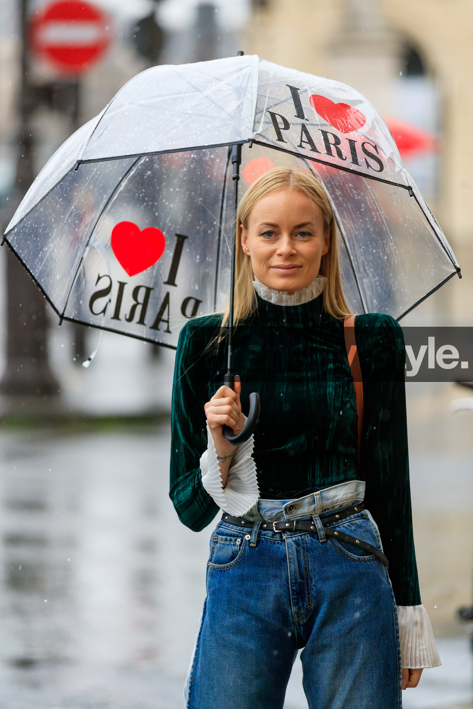thora valdimars, dark green top, dark green blouse, high collar blouse, turtleneck top, velvet blouse, velvet top, pleated blouse, pleated top, light blue jeans, black leather belt, studs belt, high waist jeans, sheer umbrella, fashion week, frenchystyle, FW, jonathan paciullo, street style, PFW, PARIS, vertical, atmosphere details, detail