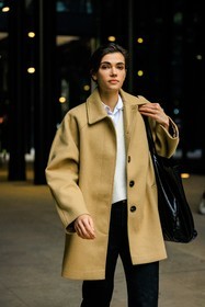 beige coat, white jumper, knitted jumper, black pants, minimal style, black handbag, leather bag, fashion week, frenchystyle, FW, jonathan paciullo, street style, AUTUMN WINTER 2022-2023, FALL WINTER 2022_2023, FW 22-23, PFW, PARIS, vertical, detail
