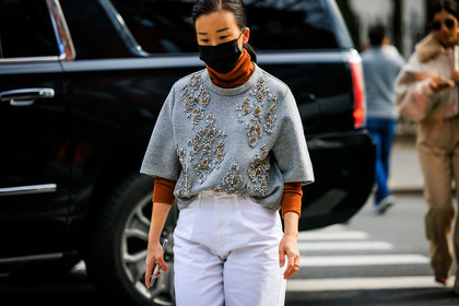 silve tshirt with gems embroidered, camel turtleneck, white pants, womenswear, fashion week, frenchystyle, FW, jonathan paciullo, street style, NYFW, NEW YORK, AUTUMN WINTER 2022-2023, FALL WINTER 2022_2023, FW 22-23, atmosphere details, horizontal