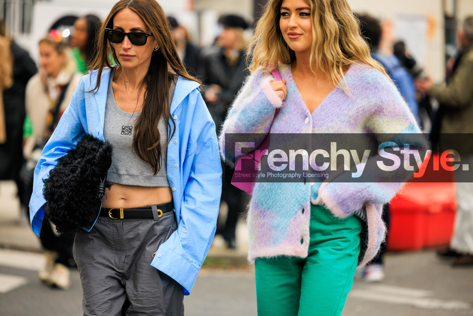loewe tank top, cropped top, blue shirt, grey pansts, black pouch, furry pouch, black sunglasses, knitwear, multicolor cardigan, green pants, purple cardigan, street style, jonathan paciullo, FW, frenchystyle, fashion week, AUTUMN WINTER 2022-2023, FALL WINTER 2022_2023, FW 22-23, PFW, PARIS, horizontal, atmosphere details, detail, black belt