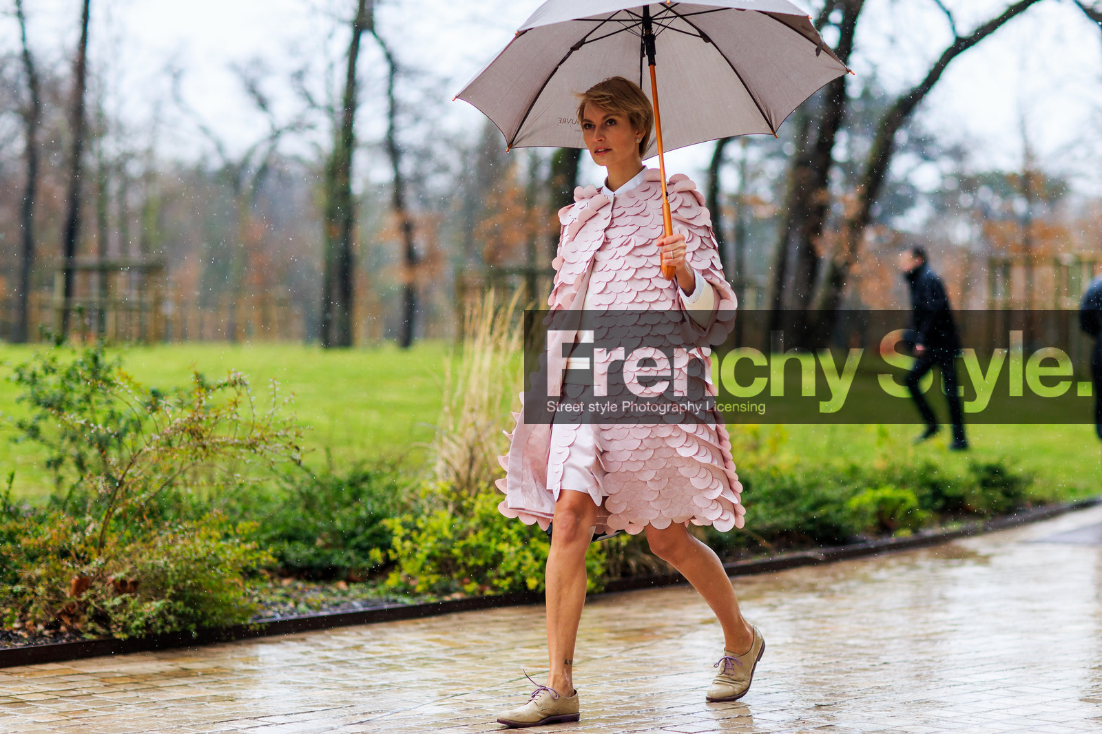 atmosphere details, AUTUMN WINTER 2016-2017, AW 16-17, beige shoes, embroidered coat, FALL WINTER 2016-2017, fashion week, frenchystyle, full length, FW, FW 16-17, horizontal, jonathan paciullo, leather shoes, masha tsukanova, PARIS, PFW, pink coat, pink dress, street style, umbrella