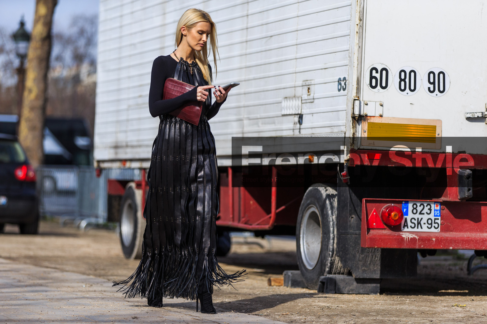 atmosphere details, AUTUMN WINTER 2016-2017, AW 16-17, black dress, black shoes, black sweater, FALL WINTER 2016-2017, fashion week, frenchystyle, fringes, full length, FW, FW 16-17, high heels, horizontal, jonathan paciullo, kate davidson hudson, leather clutch, leather dress, long dress, PARIS, PFW, red clutch, street style, suede shoes
