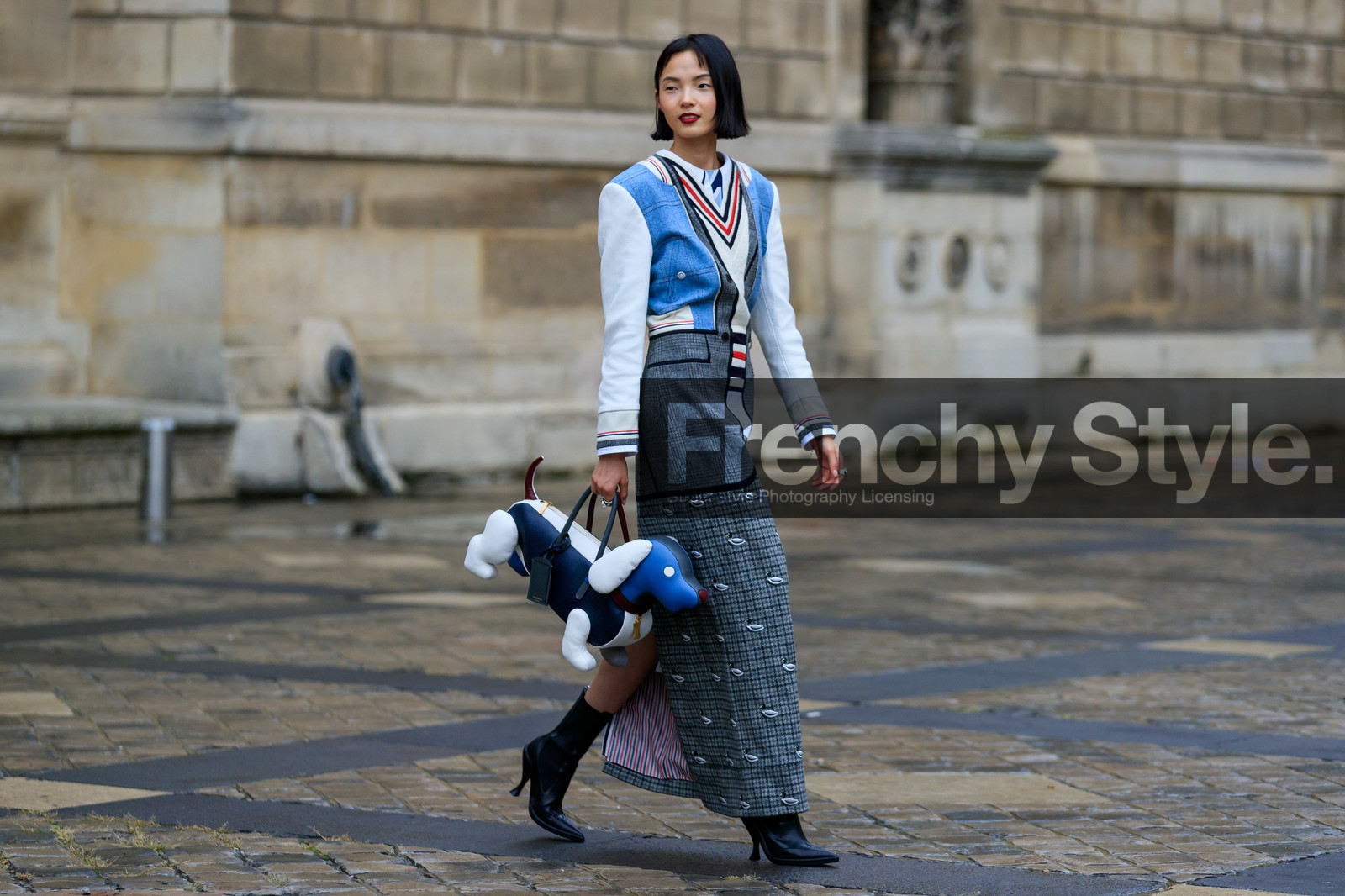 model, thom browne bag, thom browne boots, thom browne jacket, thom browne look, thom browne dress, jacket dress, long dress, loose jacket, long coat, white jacket, grey coat, checked coat, embroidered coat, animal print coat, denim jacket, split dress, white leather jacket, white leather bag, navy blue leather bag, hand bag, animal shape bag, PARIS, PFW, SPRING SUMMER 2020, SS 20, fashion week, frenchystyle, FW, jonathan paciullo, street style, horizontal, atmosphere details, full length