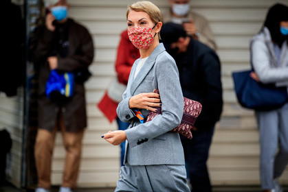 light grey jacket, belted jacket, burgundy bag, burgundy clutch, monogrammed bag, monogrammed clutch, dior bag, dior clutch, covid face mask, fashion week, frenchystyle, FW, jonathan paciullo, street style, PFW, PARIS, SPRING SUMMER 2021, SS 21, horizontal, atmosphere details, detail