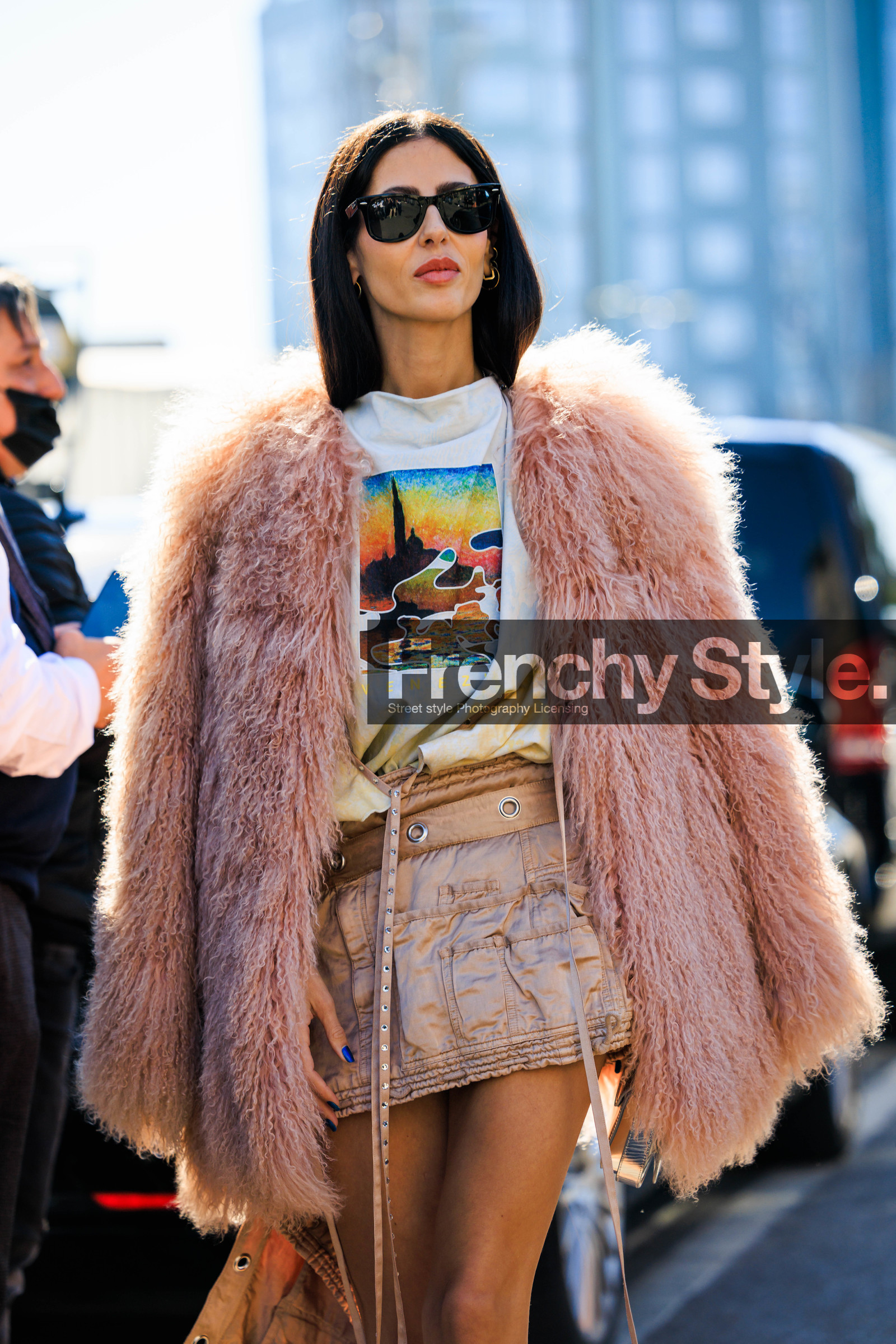 black sunglasses, printed tshirt, furry coat, pink coat, mini pink skirt, pocket mini skirt, mini diesel bag, silver diesel bag, mini handbag, gilda ambrosio, fashion week, frenchystyle, FW, jonathan paciullo, street style, MFW, MILAN, FALL WINTER 2022_2023, AUTUMN WINTER 2022-2023, FW 22-23, vertical, atmosphere details