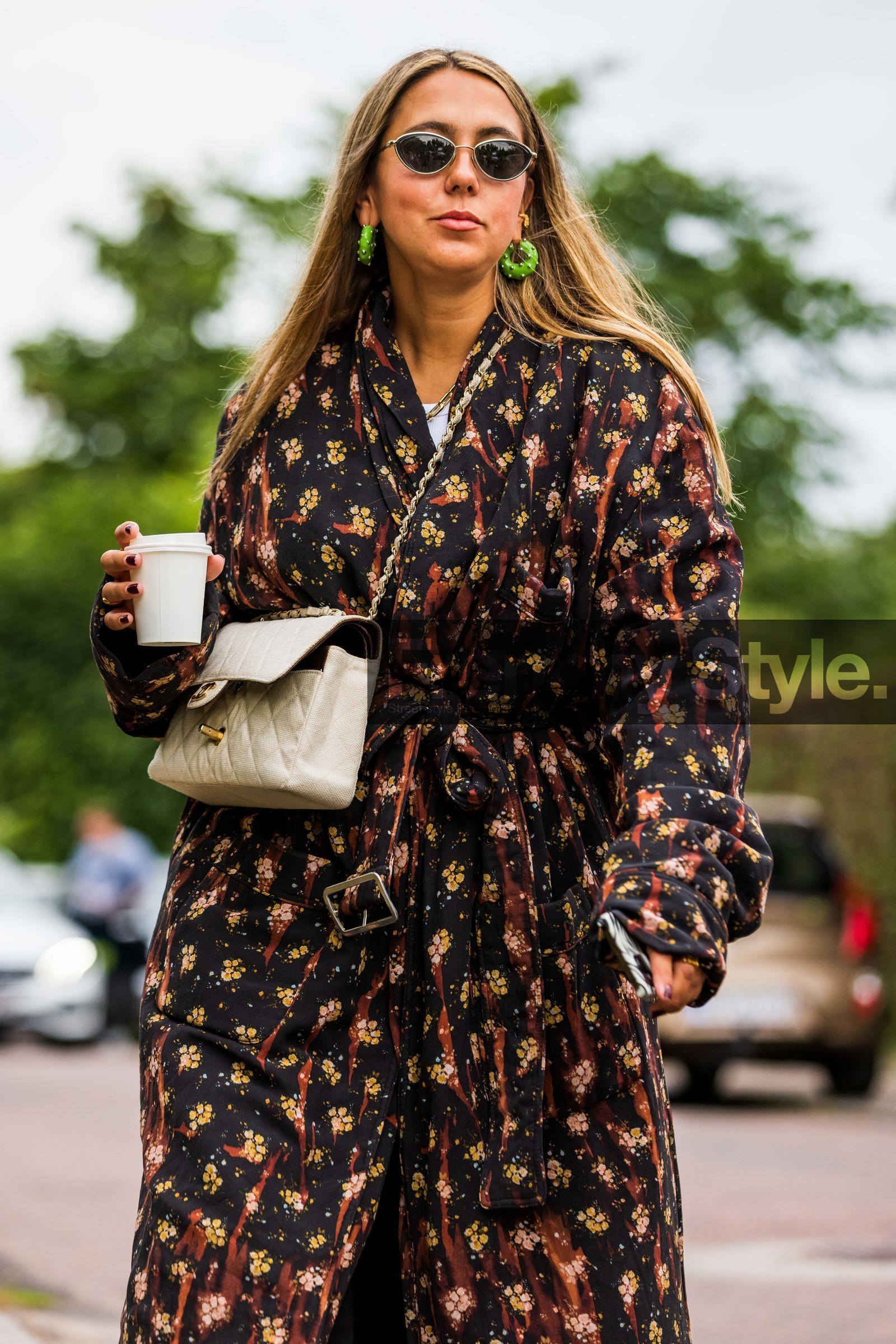 bag, chanel bag, crossbody bag, earrings, flower, flower print, fluo green, green earrings, leather bag, print, printed coat, quilted bag, silver sunglasses, sunglasses, white bag, Hanna MW, fashion week, frenchystyle, FW, jonathan paciullo, street style, SPRING SUMMER 2022, SS 22, COPENHAGEN, CPHFW, vertical, atmosphere details