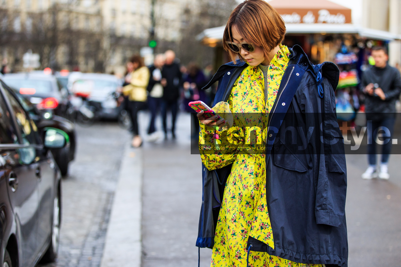 atmosphere details, AUTUMN WINTER 2016-2017, AW 16-17, blue coat, detail, FALL WINTER 2016-2017, fashion week, frenchystyle, FW, FW 16-17, horizontal, jonathan paciullo, leather bag, over the shoulder, PARIS, PFW, printed dress, raincoat, street style, sunglasses, white bag, yellow dress