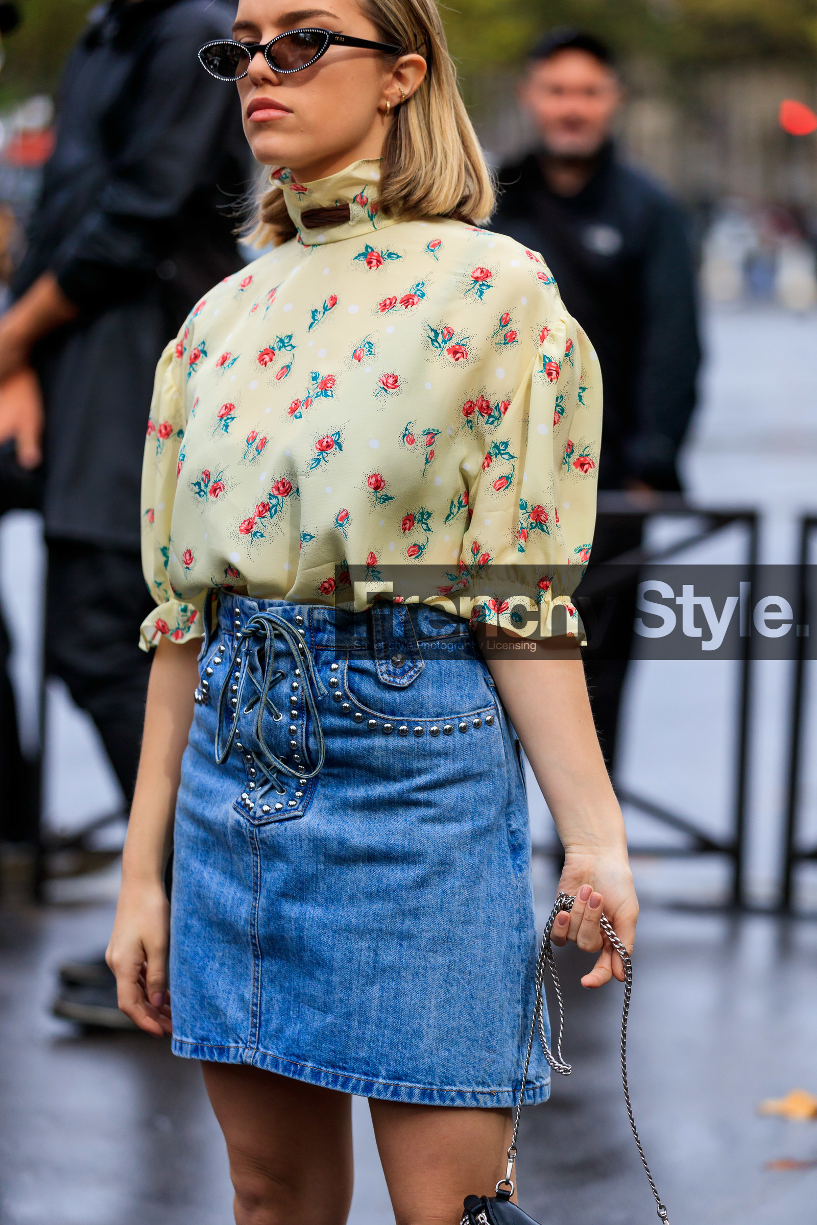 miu miu skirt, miu miu shirt, denim skirt, mini skirt, light blue skirt, studs skirt, laced skirt, light yellow blouse, floral printed blouse, high collar blouse, polka dots blouse, mid long sleeves blouse, eyecat sunglasses, butterfly sunglasses, strassed sunglasses, PARIS, PFW, SPRING SUMMER 2020, SS 20, fashion week, frenchystyle, FW, jonathan paciullo, street style, vertical, atmosphere details, detail