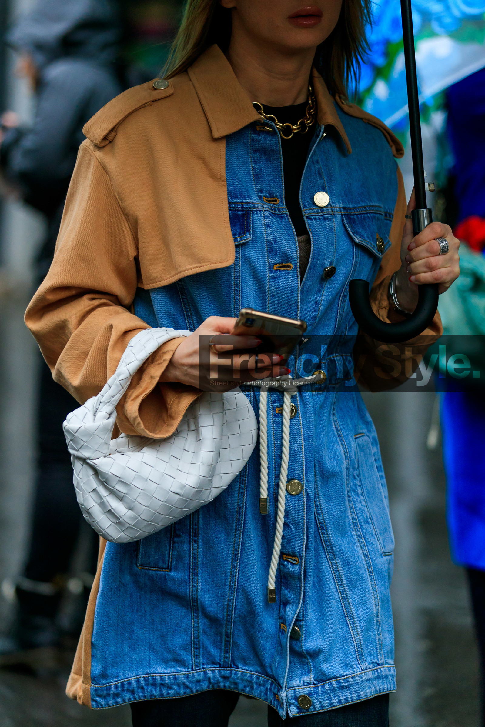 close up detail, denim, denim jacket, beige jacket, bicolor jacket, button jacket, belted jacket, rope belt, white leather bag, hand bag, plaited bag, bottega veneta bag, bag detail, golden necklace, big chain necklace, fashion week, frenchystyle, FW, jonathan paciullo, street style, PFW, PARIS, vertical, atmosphere details, detail
