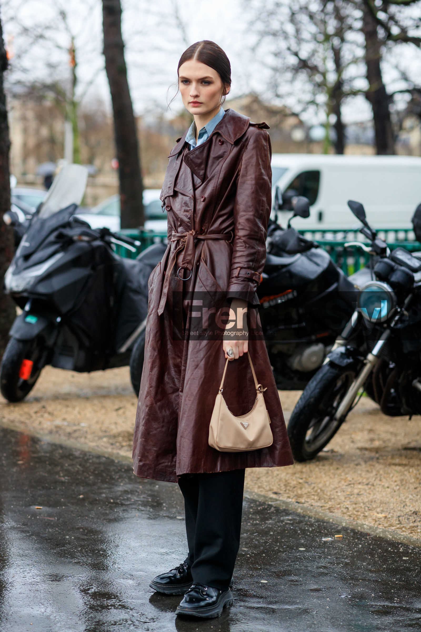 model, light blue shirt, brown leather trench coat, belted trench coat, nude make up, beige bag, hand bag, prada bag, black leather shoes, laced shoes, flat shoes, big sole shoes, fashion week, frenchystyle, FW, jonathan paciullo, street style, PFW, PARIS, AUTUMN WINTER 2020-2021, FALL WINTER 2020-2021, FW 20-21, vertical, full length