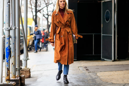 Lauren Santo Domingo, camel trenchcoat, suede trenchcoat, burgundy top, burgundy pullover, turtleneck top, turtleneck pullover, belted trench coat, animal skin clutch, green clutch, denim, blue jeans, black leather boots, flat boots, laced boots, fashion week, frenchystyle, FW, jonathan paciullo, street style, NYFW, NEW YORK, AUTUMN WINTER 2020-2021, FALL WINTER 2020-2021, FW 20-21, horizontal, atmosphere details, detail