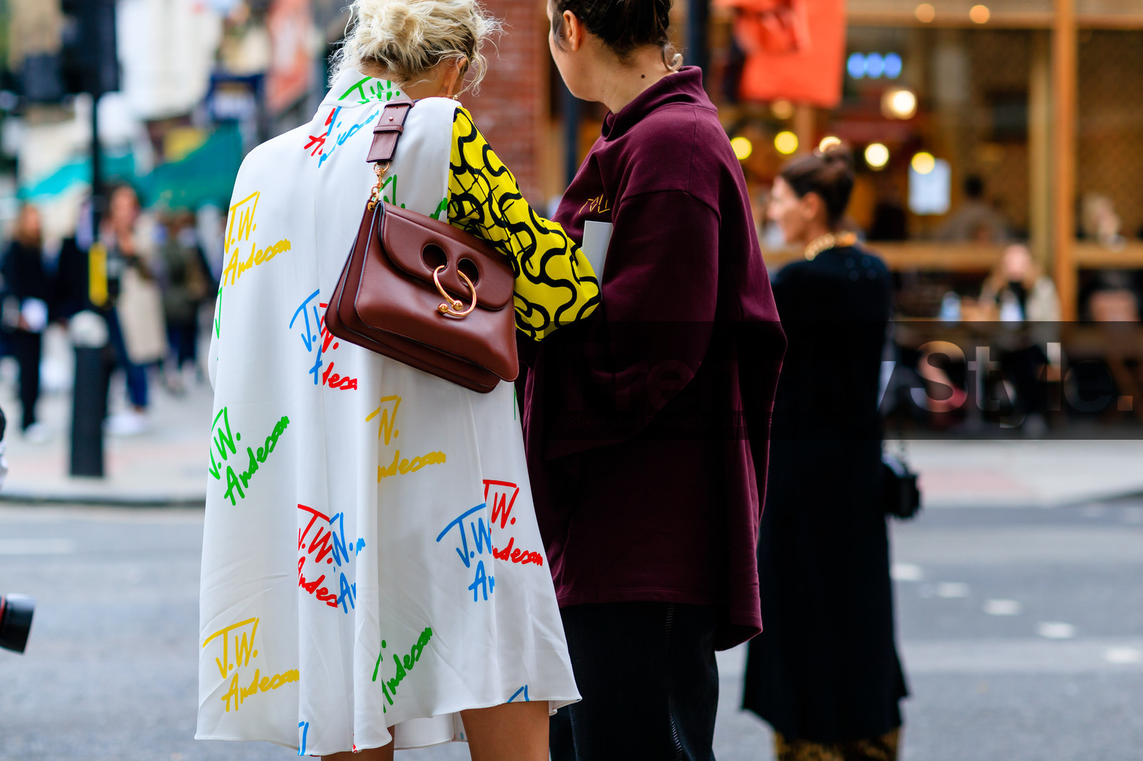 atmosphere details, brown bag, detail, drawings, earrings, fashion week, frenchystyle, FW, golden jewelry, horizontal, jonathan paciullo, jw anderson, leather bag, LFW, LONDON, multicolor dress, multicolor shirt, olga karput, printed dress, printed shirt, red, shirt dress, SPRING SUMMER 2017, SS 17, street style, turquoise, white, white shirt, woman, yellow