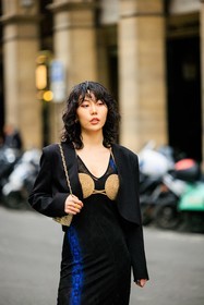 paco rabanne bag, cropped blazer, cord bra, black long dress, printed dress, blue chain print, short hair, wet hair look, mini bag, fashion week, frenchystyle, FW, jonathan paciullo, street style, AUTUMN WINTER 2022-2023, FALL WINTER 2022_2023, FW 22-23, PFW, PARIS, vertical, detail