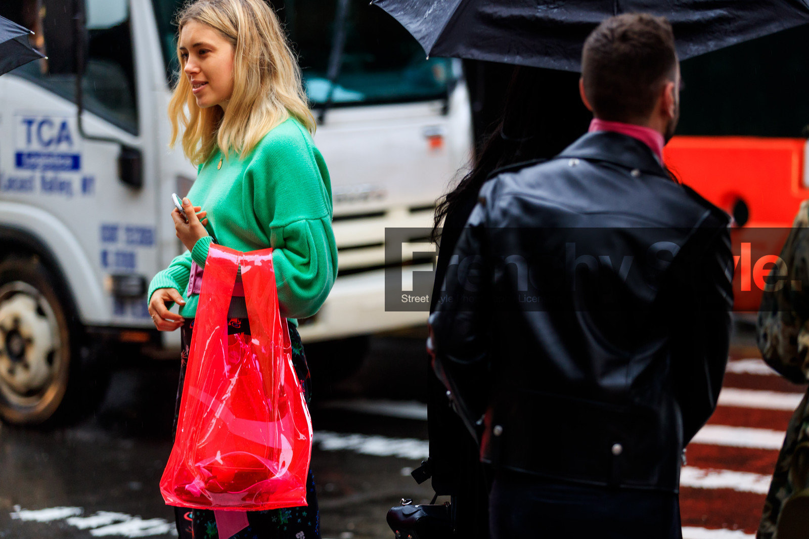 black skirt, graphic skirt, green sweater, leather bag, printed skirt, red bag, street style, jonathan paciullo, FW, frenchystyle, fashion week, NYFW, NEW YORK, AUTUMN WINTER 2018-2019, AW 18-19, FALL WINTER 2018-2019, FW 18-19, atmosphere details, horizontal, detail, aemilia madden