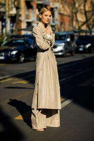 smoky eyes makeup, fendi trench coat, mini fendi bag, white mini bag, golden necklace, details, close up, classic trench coat, beige trench, long trenchcoat, beige pants, wideleg pants, fendi, leonie hanne, fashion week, frenchystyle, FW, jonathan paciullo, street style, MFW, MILAN, FALL WINTER 2022_2023, AUTUMN WINTER 2022-2023, FW 22-23, vertical, full length