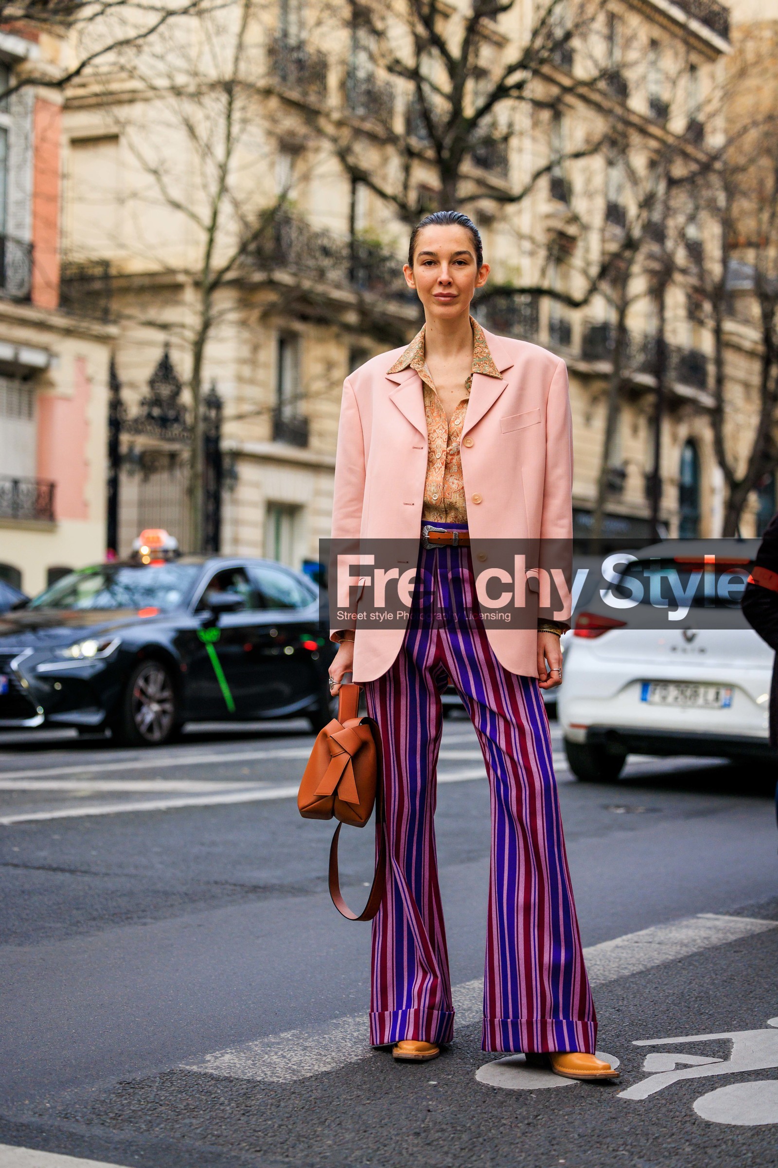 salmon pink blazer, brown bag, acne studios bag, stripes pants, purple pants, multicolor trousers, brown belt, printed shirt, flowered shirt, brown boots, 70S look, estelle pigault, street style, jonathan paciullo, FW, frenchystyle, fashion week, AUTUMN WINTER 2022-2023, FALL WINTER 2022_2023, FW 22-23, PFW, PARIS, full length, vertical