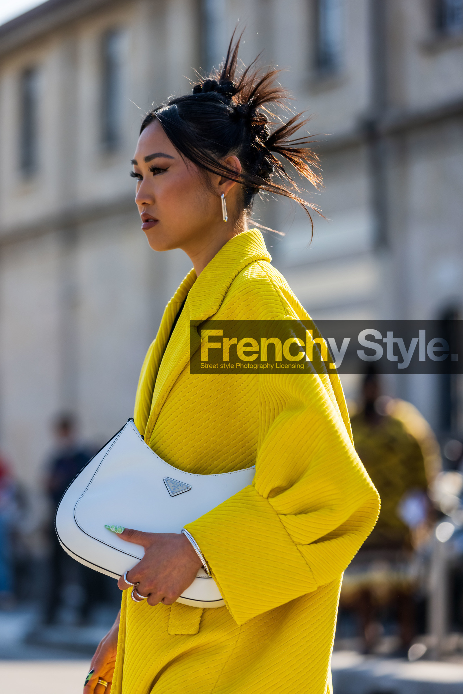 Jaime Xie, detail color, colorblock, white bag, bag, oversize coat, prada bag, wool coat, yellow coat, hairstyle, fashion week, frenchystyle, FW, jonathan paciullo, street style, SPRING SUMMER 2022, SS 22, MFW, MILAN, vertical, atmosphere details