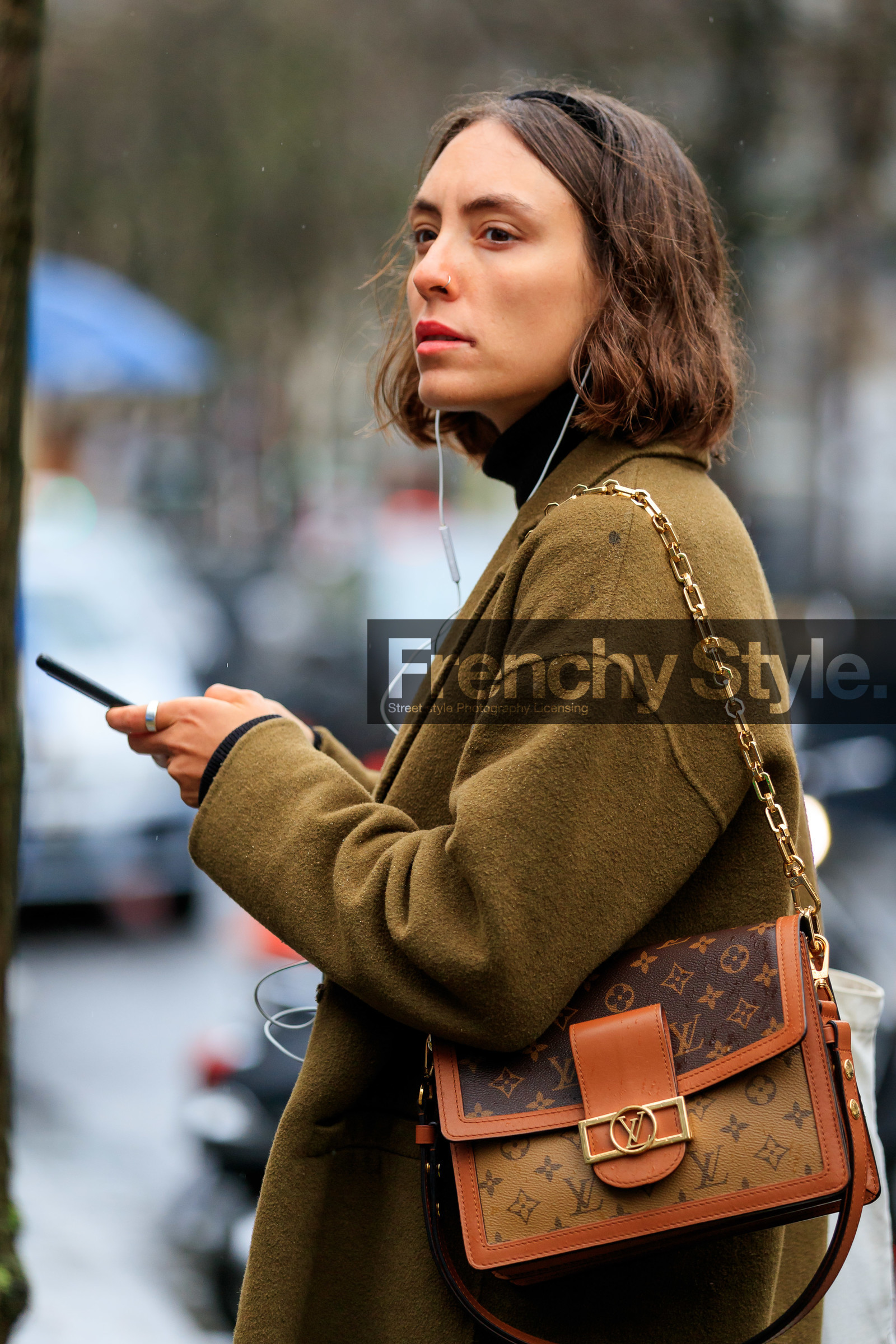 kaki coat, brown leather bag, camel leather bag, beige leather bag, monogrammed bag, louis vuitton bag, shoulder bag, golden strap bag, golden chain strap bag, bag detail, close up detail, fashion week, frenchystyle, FW, jonathan paciullo, street style, PFW, PARIS, vertical, atmosphere details, detail