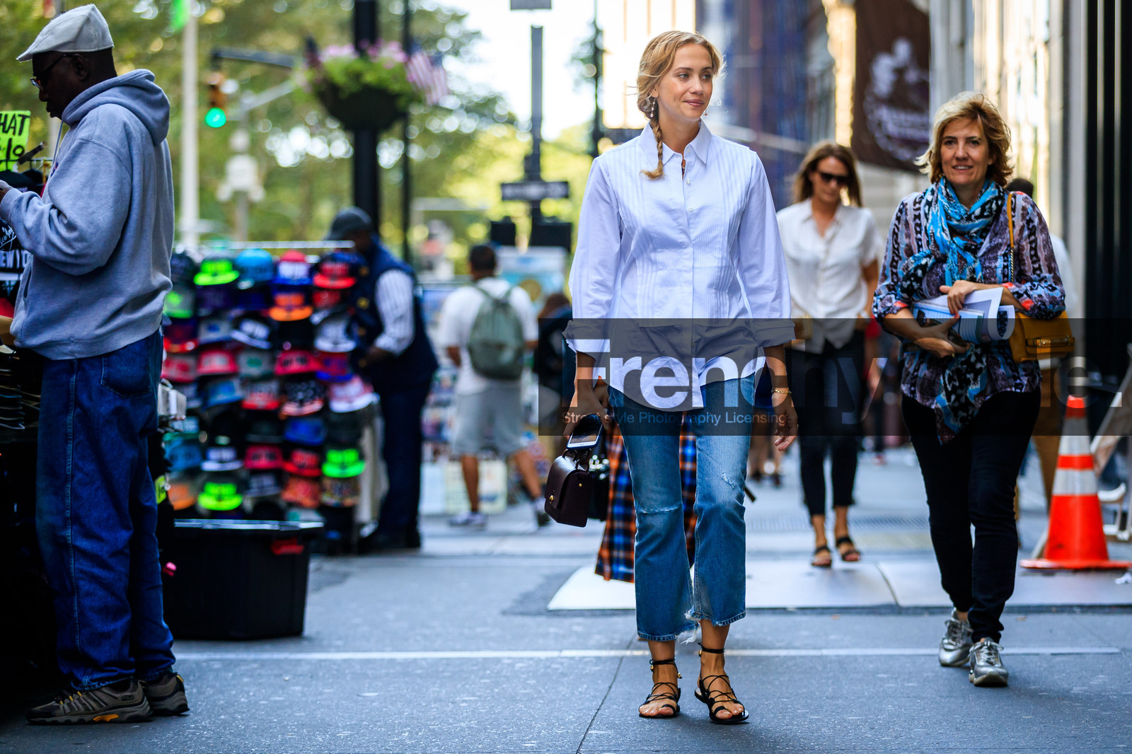 atmosphere details, black bag, black sandals, blue denim, bordeaux, burgundy, denim pants, fashion week, frenchystyle, full length, FW, horizontal, jeans, jonathan paciullo, leather bag, NEW YORK, NYFW, red bag, SPRING SUMMER 2018, SS 18, street style, trousers, white shirt