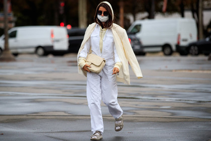 white jacket, white jumpsuit, white pullover, white leather bag, white leather sandals, white socks, white cardigan, zipped cardigan, zipped jumpsuit, hoodie, white hoodie, white total look, quilted bag, quilted sandals, flat sandals, big sole sandals, chanel bag, chanel shoes, chanel cardigan, covid face mask, PARIS, PFW, fashion week, frenchystyle, FW, jonathan paciullo, street style, SPRING SUMMER 2021, SS 21, horizontal, atmosphere details, full length