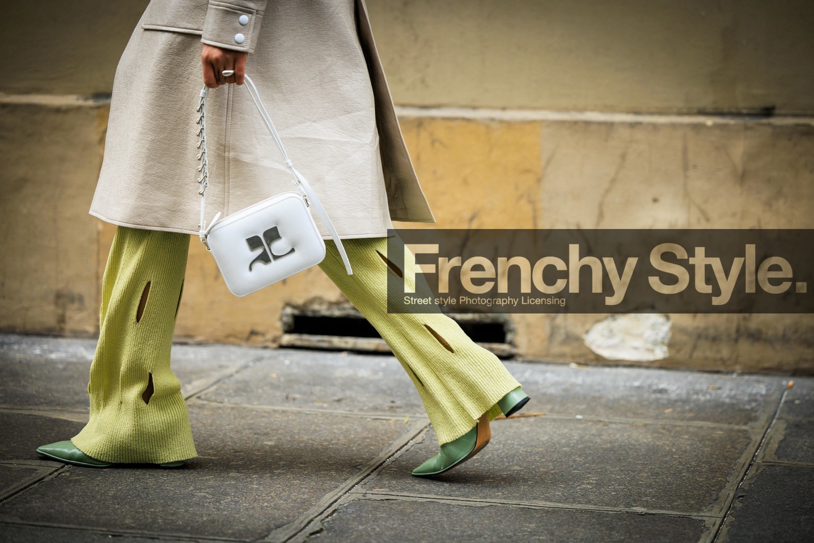 courreges look, courreges jacket, cream jacket, yellow pants, cut out pants, courreges handbag, white handbag, green pisctachio shoes, details, maria bernad, fashion week, frenchystyle, FW, jonathan paciullo, street style, AUTUMN WINTER 2022-2023, FALL WINTER 2022_2023, FW 22-23, PFW, PARIS, horizontal, atmosphere details, detail