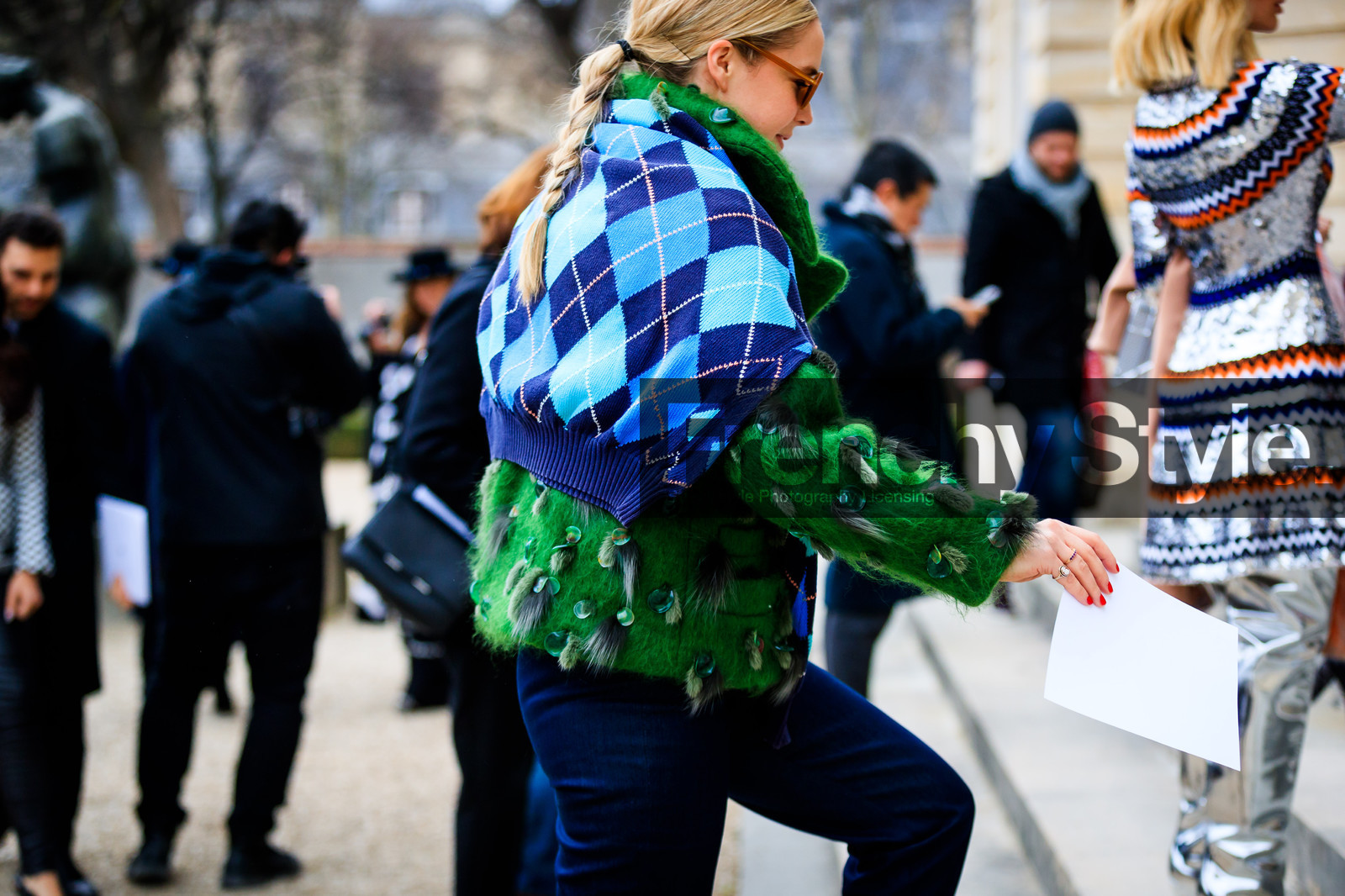 blue sweater, braids, checked, embroidered jacket, graphic jacket, green fur, green jacket, over the shoulder, plaid, printed jacket, sunglasses, tartan, trousers, street style, jonathan paciullo, FW, frenchystyle, fashion week, PFW, PARIS, AUTUMN WINTER 2018-2019, FALL WINTER 2018-2019, FW 18-19, horizontal, atmosphere details, chloe king