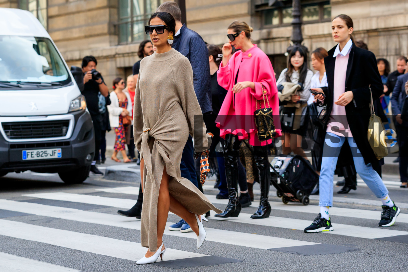 nausheen shah, knit dress, knitwear, beige dress, long sleeves dress, split dress, belted dress, long dress, drape dress, big earrings, black earrings, big sunglasses, round shape earrings, white earrings, golden earrings, white leather shoes, kitten heels shoes, sling back shoes, PARIS, PFW, SPRING SUMMER 2020, SS 20, fashion week, frenchystyle, FW, jonathan paciullo, street style, horizontal, atmosphere details, full length