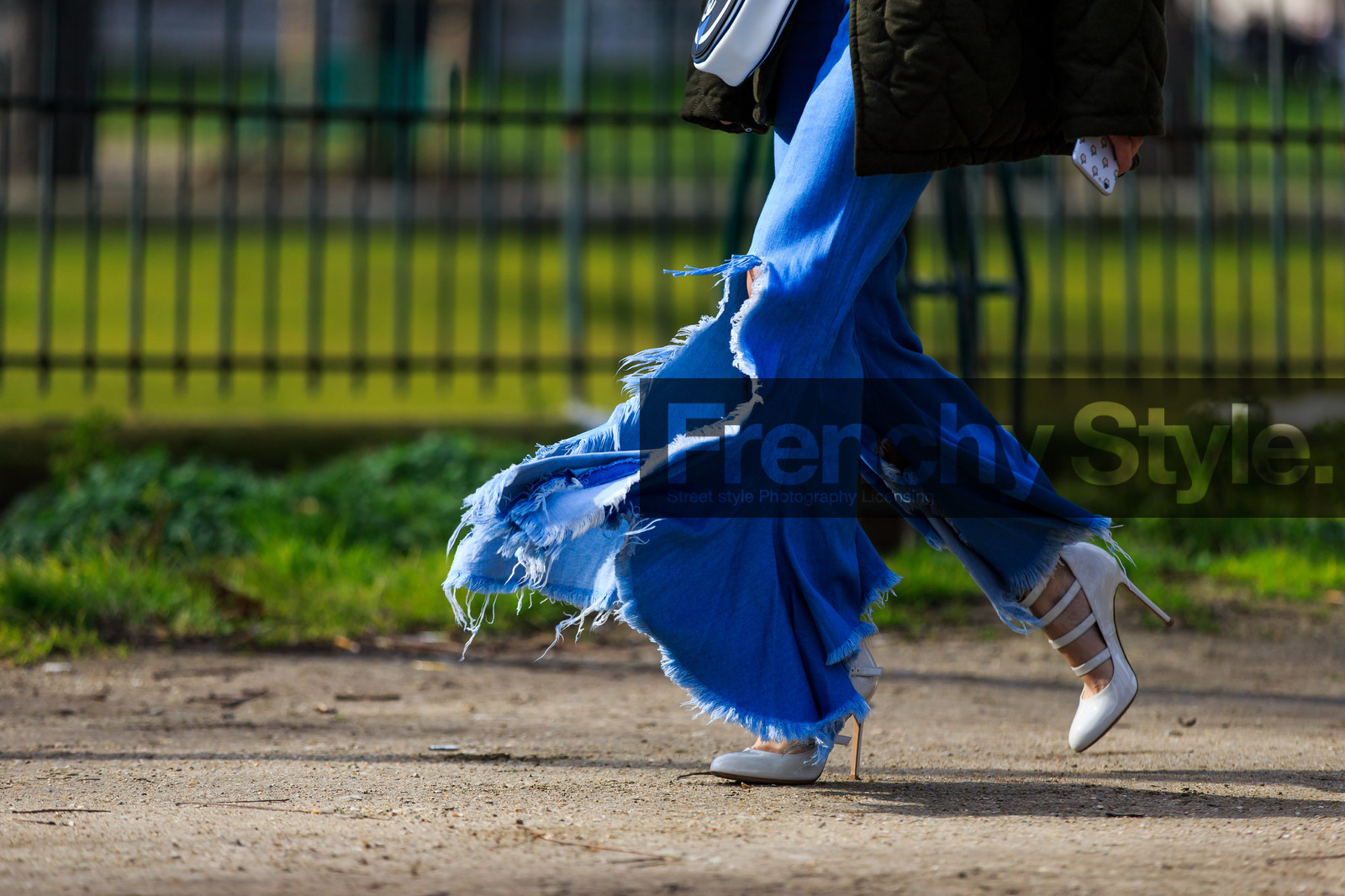 atmosphere details, AUTUMN WINTER 2016-2017, AW 16-17, black and white bag, blue denim, chanel, denim pants, detail, FALL WINTER 2016-2017, fashion week, frenchystyle, FW, FW 16-17, green jacket, high heels, horizontal, jeans, jonathan paciullo, kaki jacket, leather bag, leather shoes, PARIS, PFW, ray ban, ripped pants, street style, sunglasses, trousers, white shoes, yoyo cao
