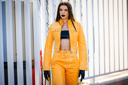 full diesel look, full yellow look, black cropped top, yellow handbag, yellow pattent pants, yellow cropped jacket, pattent jacket, black gloves, black lips, diesel logo bag, close up, julia fox, fashion week, frenchystyle, FW, jonathan paciullo, street style, MFW, MILAN, FALL WINTER 2022_2023, AUTUMN WINTER 2022-2023, FW 22-23, horizontal, atmosphere details