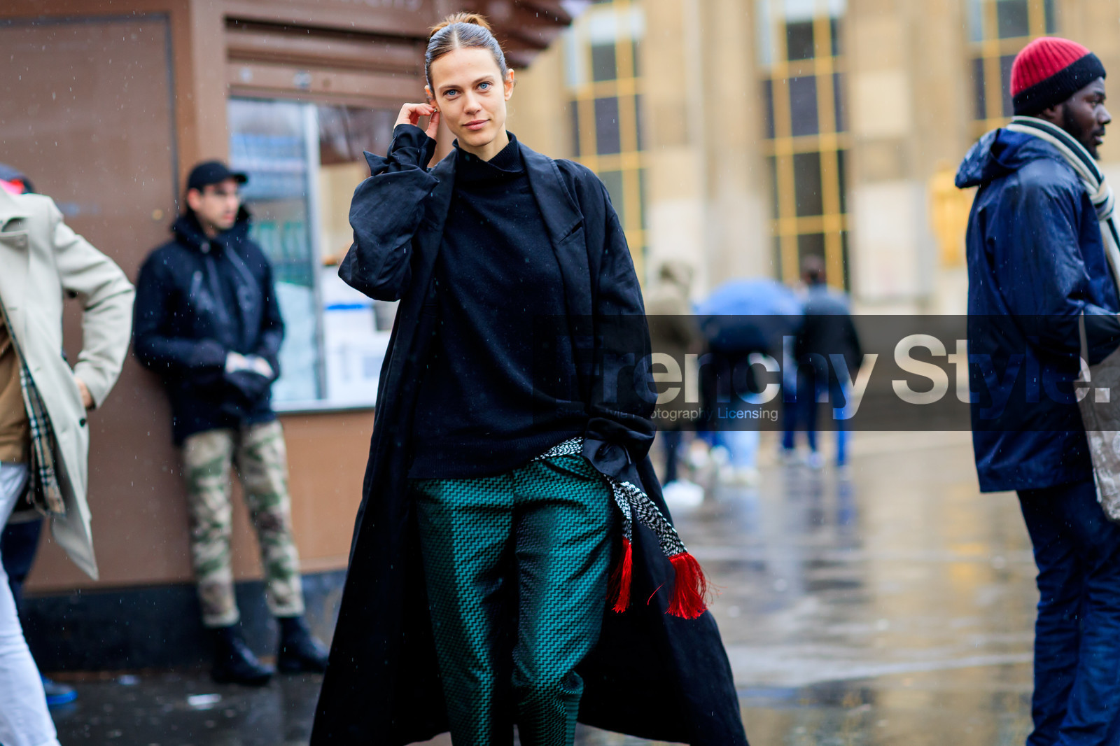 atmosphere details, AUTUMN WINTER 2017-2018, AW 17-18, aymeline valade, black coat, black sweater, detail, FALL WINTER 2017-2018, fashion week, frenchystyle, FW, FW 17-18, green pants, horizontal, jonathan paciullo, model, PARIS, PFW, street style, trousers