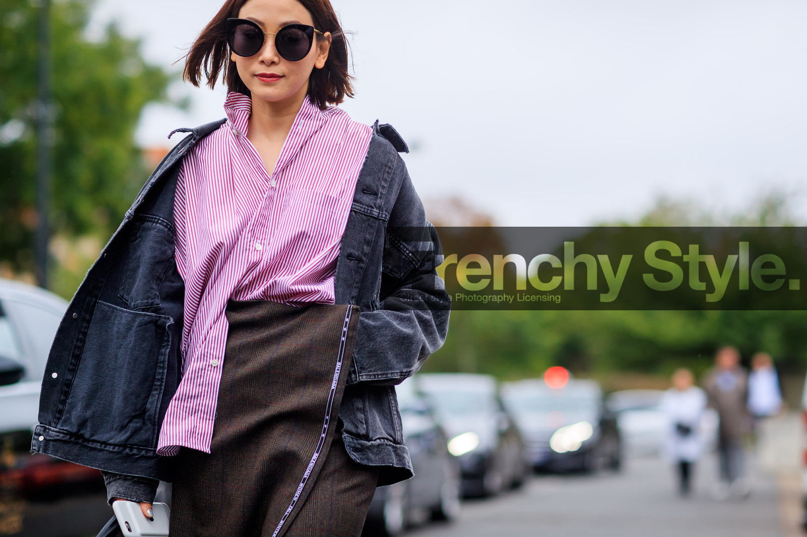 atmosphere details, balenciaga, black denim, black jacket, brown skirt, denim jacket, detail, fashion week, frenchystyle, FW, graphic shirt, graphic skirt, horizontal, jonathan paciullo, PARIS, PFW, pink shirt, printed shirt, printed skirt, SPRING SUMMER 2018, SS 18, street style, striped shirt, sunglasses, tucked in