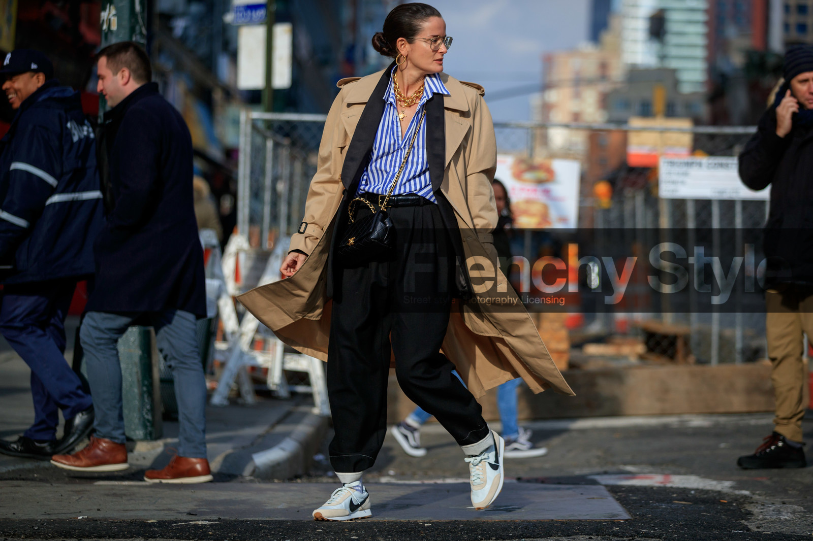 Lucy Chadwick, loose pants, beige trench coat, black jacket, blue shirt, white shirt, striped shirt, nike shoes, white sneakers, golden chain strap bag, golden earrings, golden frame glasses, golden necklace, crossbody bag, hoop earrings, multi necklace, charms necklace, beige sneakers, suede sneakers, fashion week, frenchystyle, FW, jonathan paciullo, street style, NYFW, NEW YORK, AUTUMN WINTER 2020-2021, FALL WINTER 2020-2021, FW 20-21, horizontal, atmosphere details, full length