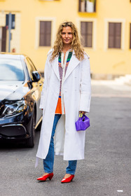 bag, jean, leather bag, Mija Knezevic, print shirt, pump, purple bag, red shoes, shoes, trenchcoat, white trench, fashion week, frenchystyle, FW, jonathan paciullo, street style, MFW, MILAN, SPRING SUMMER 2022, SS 22, vertical, full length