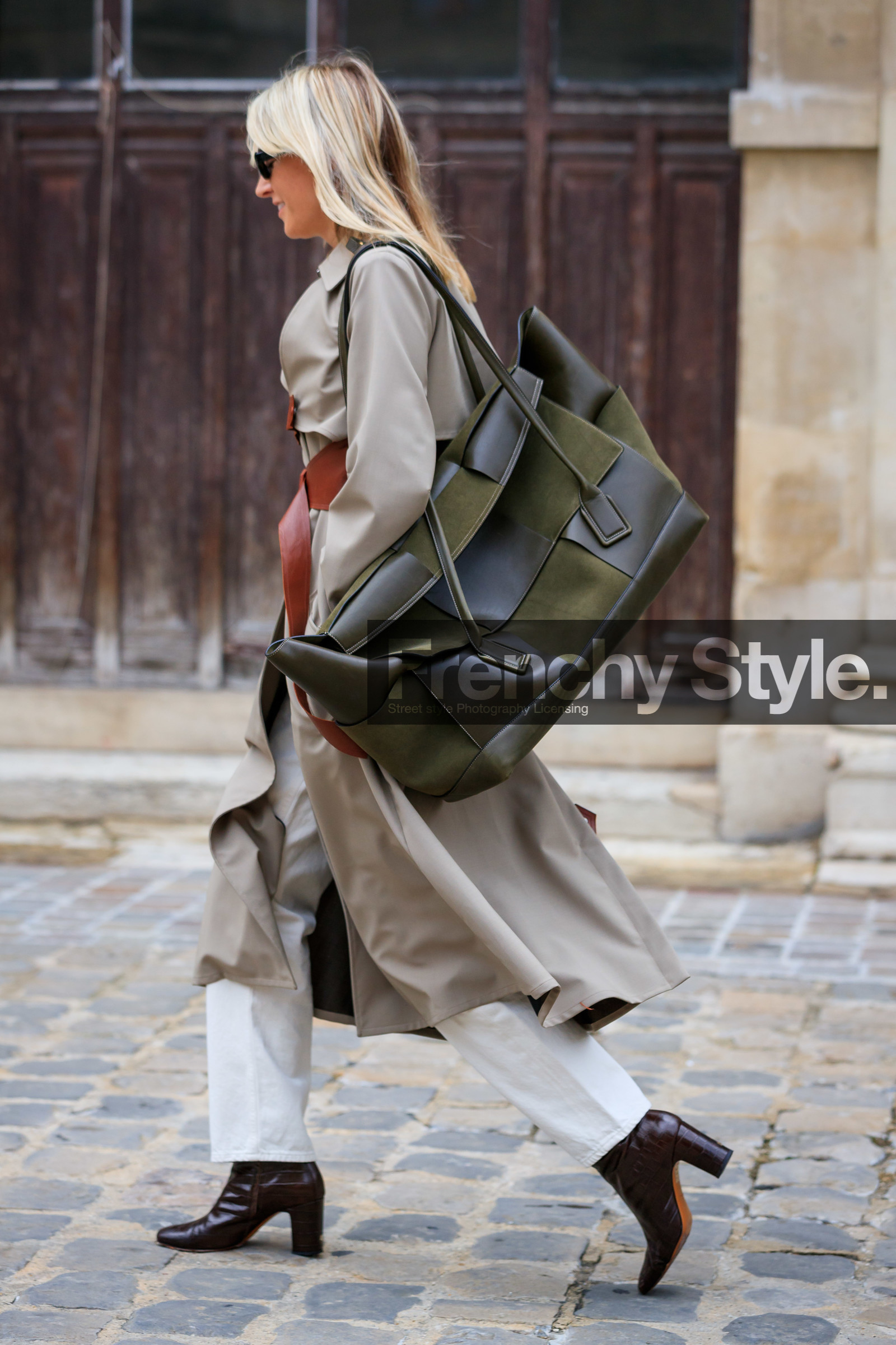 camille charriere, beige trench coat, brown leather trench coat, kaki leather bag, kaki suede bag, big bag, week end bag, bottega veneta bag, white jeans, brown leather boots, animal skin boots, high heels boots, fashion week, frenchystyle, FW, jonathan paciullo, street style, PFW, PARIS, SPRING SUMMER 2020, SS 20, horizontal, full length