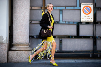 black jacket, yellow dress, light green dress, white dress, fringe dress, mid long dress, asymetrical dress, suede bag, plaited bag, big chain strap bag, golden chain strap bag, golden earrings, hoop earrings, chain earrings, light green slippers, light green sandals, bottega veneta bag, leonie hanne, street style, jonathan paciullo, FW, frenchystyle, fashion week, MFW, MILAN, SPRING SUMMER 2021, SS 21, horizontal, atmosphere details, full length