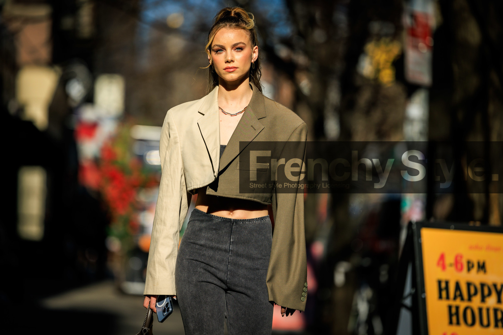 cropped blazer, cream kaki cropped blazer, black mini bag, necklace, fashion week, frenchystyle, FW, jonathan paciullo, street style, NYFW, NEW YORK, AUTUMN WINTER 2022-2023, FALL WINTER 2022_2023, FW 22-23, atmosphere details, horizontal
