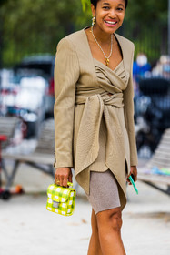 bag, beige jacket, beige short, beige top, belted jacket, biker short, checked bag, earrings, fluo bag, jewelry, leather bag, mini bag, msgm bag, necklace, pearl, print, printed bag, Tamu McPherson, twisted top, yellow bag, fashion week, frenchystyle, FW, jonathan paciullo, street style, SPRING SUMMER 2022, SS 22, MFW, MILAN, vertical, atmosphere details