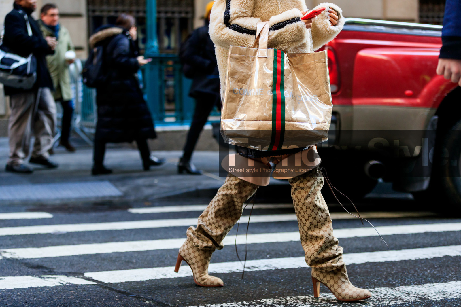 beige bag, beige boots, beige coat, comme des garçons, fur jacket, graphic bag, graphic shoes, gucci, high boots, high heels, leather bag, leather shoes, monogram, printed bag, printed shoes, shearling, tote bag, white jacket, street style, jonathan paciullo, frenchystyle, NYFW, NEW YORK, AUTUMN WINTER 2019-2020, AW 19-20, FALL WINTER 2019-2020, FW 19-20, FW, fashion week, atmosphere details, horizontal, detail