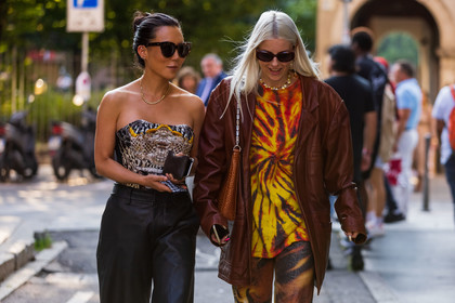 brown jacket, bustier, Jaime-Maree Shipton, leather jacket, leather pants, print, smartphone, sunglasses, tie and dye, tie and dye t-shirt, fashion week, frenchystyle, FW, jonathan paciullo, street style, MFW, MILAN, SPRING SUMMER 2022, SS 22, horizontal, atmosphere details, detail