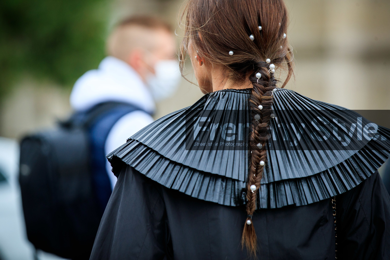 chloe loulou de saison, black cape, collar details, pleated collar, back details, hair details, hair clip, pearl detail, pearl pin, pearl hair clip, plaited hair, PARIS, PFW, fashion week, frenchystyle, FW, jonathan paciullo, street style, SPRING SUMMER 2021, SS 21, horizontal, atmosphere details, detail
