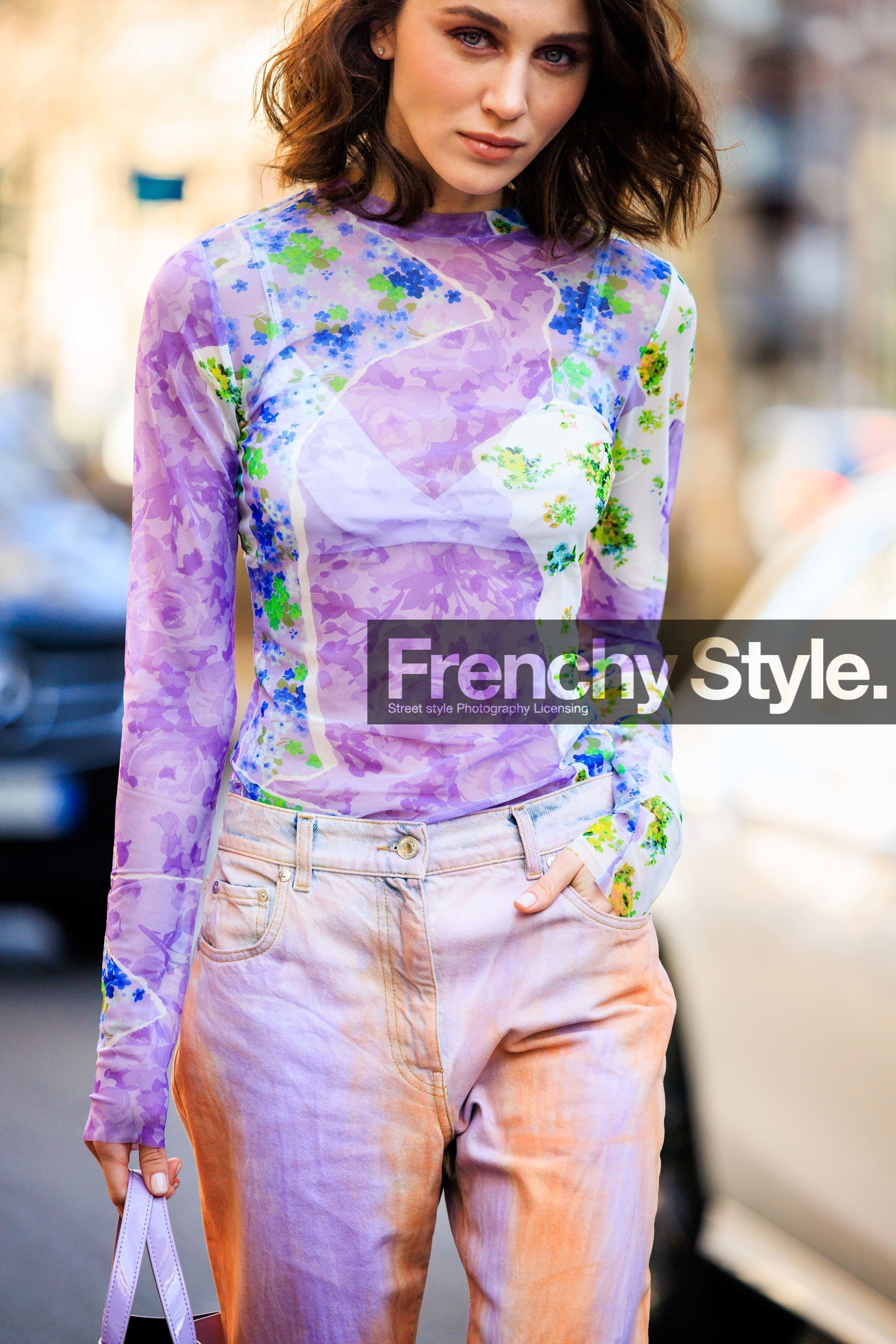 multiprint top, purple top, second skin top, flowered top, tie dye jeans, denim dual toned jeans, orange jeans, purple jeans, cabas bag, purple bag, mary leest, fashion week, frenchystyle, FW, jonathan paciullo, street style, vertical, atmosphere details, detail