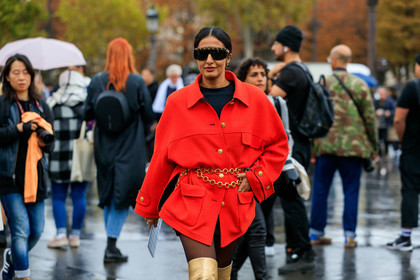 nausheen shah, red jacket, belted jacket, golden chain belt, chain belt, chain strap sunglasses, futurist shape sunglasses, jacket dress, black tights, chanel belt, chanel jacket, chanel boots, chanel sunglasses, chanel total look, PARIS, PFW, SPRING SUMMER 2020, SS 20, fashion week, frenchystyle, FW, jonathan paciullo, street style, horizontal, atmosphere details, detail