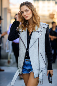 atmosphere details, black shirt, blue denim, denim shorts, detail, fashion week, frenchystyle, FW, jonathan paciullo, leather jacket, leather perfecto, necklace, NEW YORK, NYFW, sleeveless, sofia sanchez barrenechea, sofia sanchez de betak, SPRING SUMMER 2018, SS 18, street style, vertical, white jacket