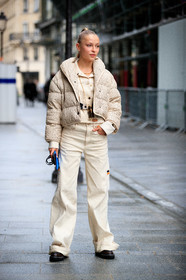 regina anikiy, white coat, white jeans, white jacket, down jacket, monogrammed coat, louis vuitton coat, louis vuitton pants, louis vuitton jacket, louis vuitton belt, louis vuitton total look, louis vuitton necklace, monogrammed necklace, box bag, long necklace, golden necklace, belted jacket, denim, denim jacket, denim total look, white total look, baggy pants, loose jeans, PARIS, PFW, fashion week, frenchystyle, FW, jonathan paciullo, street style, SPRING SUMMER 2021, SS 21, vertical, atmosphere details, detail