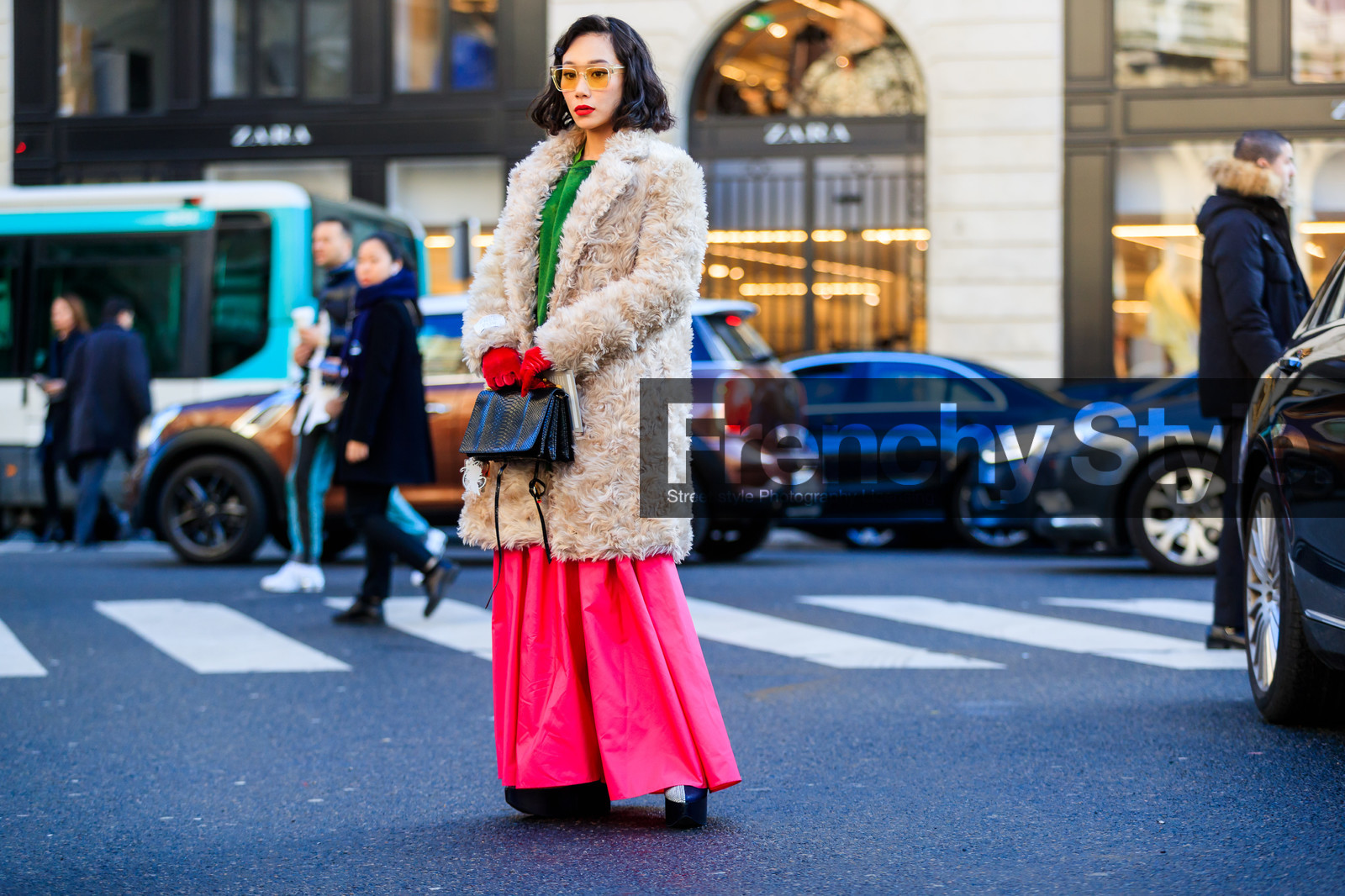 beige jacket, black bag, fur jacket, fuschia, green top, high heels, leather bag, leather shoes, natural fur, pink skirt, red gloves, street style, jonathan paciullo, FW, frenchystyle, fashion week, PFW, PARIS, AUTUMN WINTER 2018-2019, FALL WINTER 2018-2019, FW 18-19, horizontal, atmosphere details, full length, mademoiselle yulia