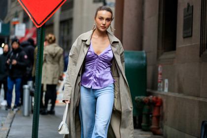 mary leest, lilac shirt, lilac top, satin shirt, satin top, drape shirt, low necked shirt, light beige trench coat, light blue trench coat, white leather bag, hand bag, animal skin bag, mini bag, dangling earrings, golden earrings, fringe earrings, denim, fashion week, frenchystyle, FW, jonathan paciullo, street style, AUTUMN WINTER 2020-2021, FALL WINTER 2020-2021, FW 20-21, horizontal, atmosphere details, detail, NYFW, NEW YORK