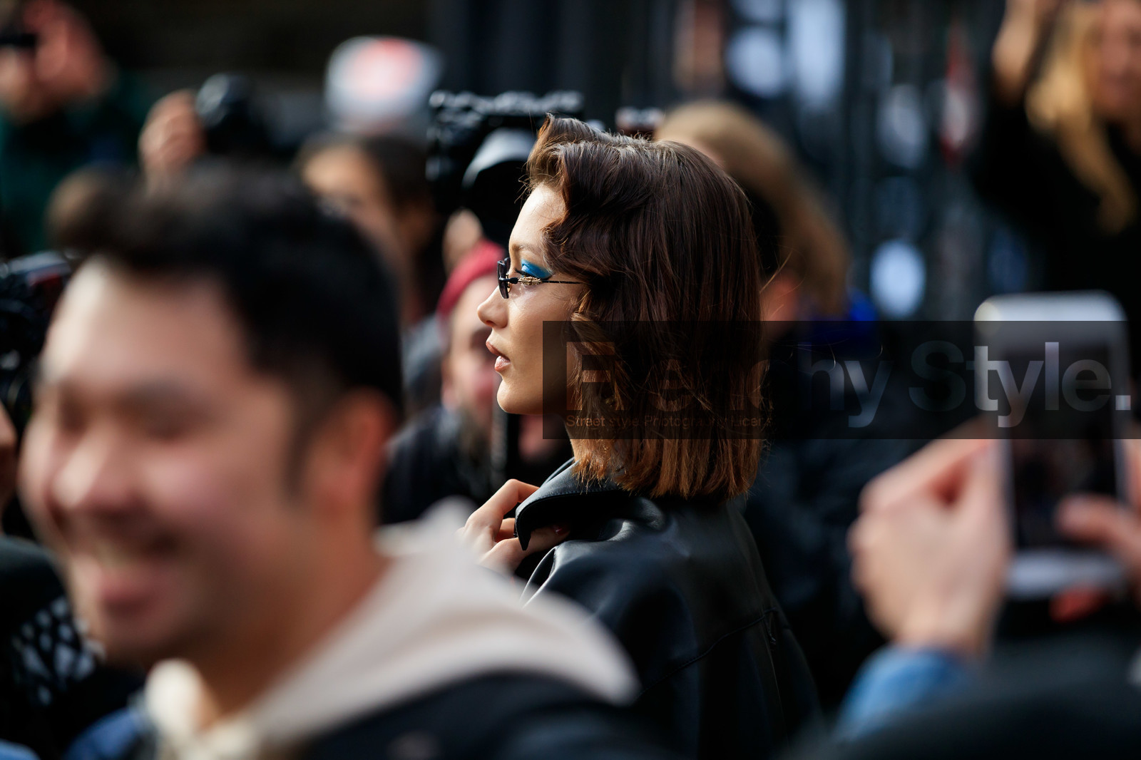 model, alexia bellini, bella hadid, close up detail, blue eyeshadows, metalic frame sunglasses, hair details, make up, make up details, fashion week, frenchystyle, FW, jonathan paciullo, street style, PFW, PARIS, horizontal, atmosphere details, detail