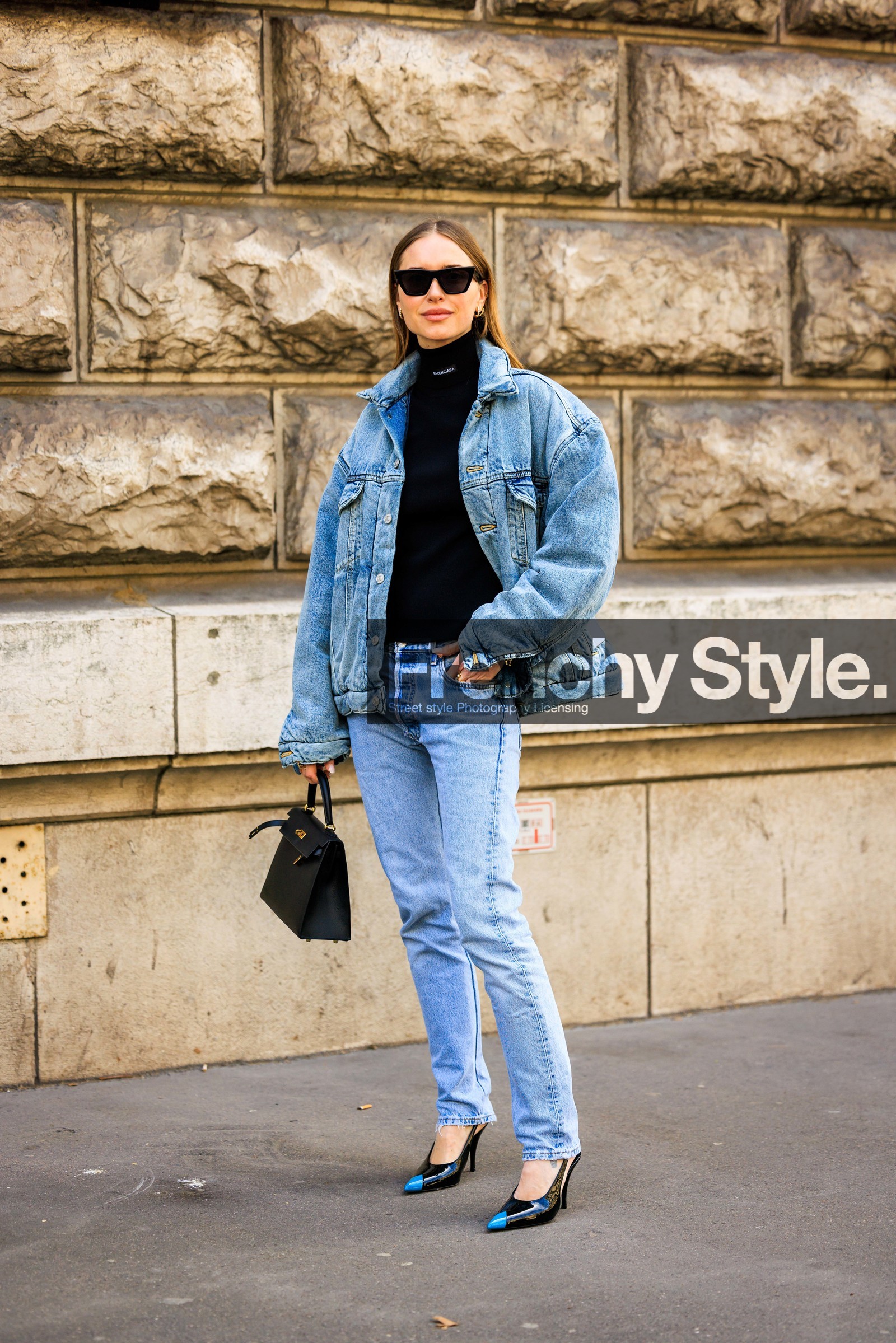 denim look, black turtleneck, golden loops, skinny jeans, light jeans, black slingback, louis vuitton slingback, kelly bag, hermes handbag, black handbag, pernille teisbaek, street style, jonathan paciullo, FW, frenchystyle, fashion week, AUTUMN WINTER 2022-2023, FALL WINTER 2022_2023, FW 22-23, PFW, PARIS, full length, vertical