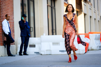 aimee song, atmosphere details, christian dior, fashion week, frenchystyle, full length, FW, geometric, graphic bag, high heels, horizontal, jonathan paciullo, leather bag, leather shoes, NEW YORK, NYFW, pink dress, printed bag, printed dress, red bag, red shoes, silk dress, SPRING SUMMER 2018, SS 18, street style, striped bag